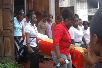 Relatives bear Fineman’s remains to the hearse. (Photo by Cullen Bess-Nelson)